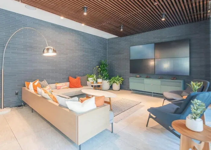 Chic 1bd - Pool, Gym, Parking, W-d - Sleeps 4 Apartment *