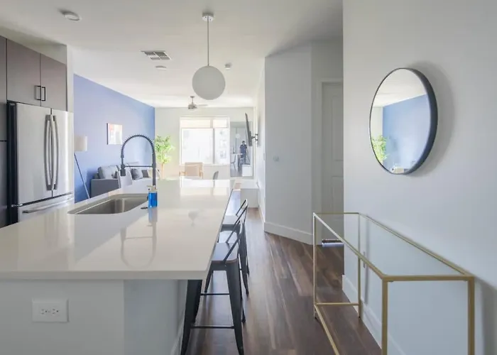 Chic 1bd - Pool, Gym, Parking, W-d - Sleeps 4 Apartment *