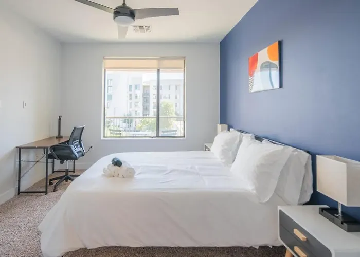 Chic 1bd - Pool, Gym, Parking, W-d - Sleeps 4 Apartment