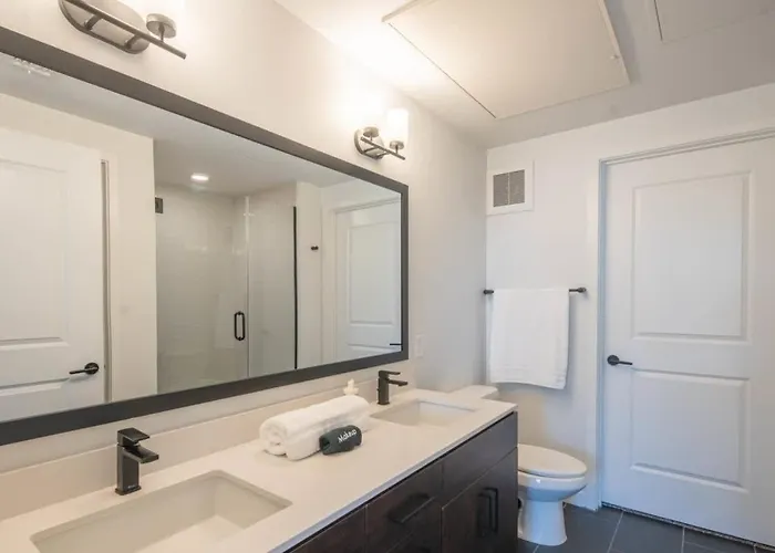 Chic 1bd - Pool, Gym, Parking, W-d - Sleeps 4 Apartment *