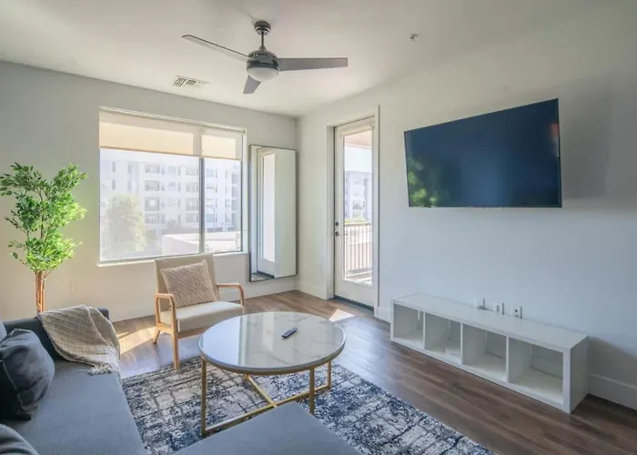 Chic 1bd - Pool, Gym, Parking, W-d - Sleeps 4 Apartment *