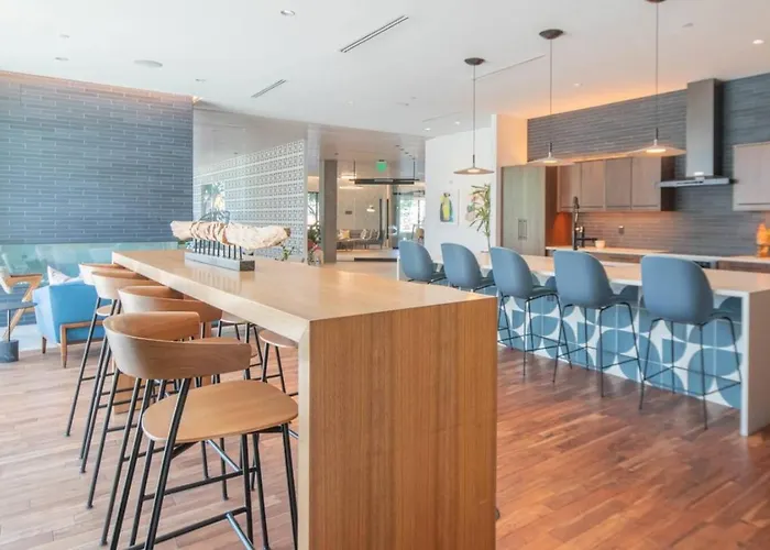 Chic 1bd - Pool, Gym, Parking, W-d - Sleeps 4 Apartment
