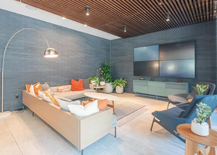 Chic 1bd - Pool, Gym, Parking, W-d - Sleeps 4 Apartment *