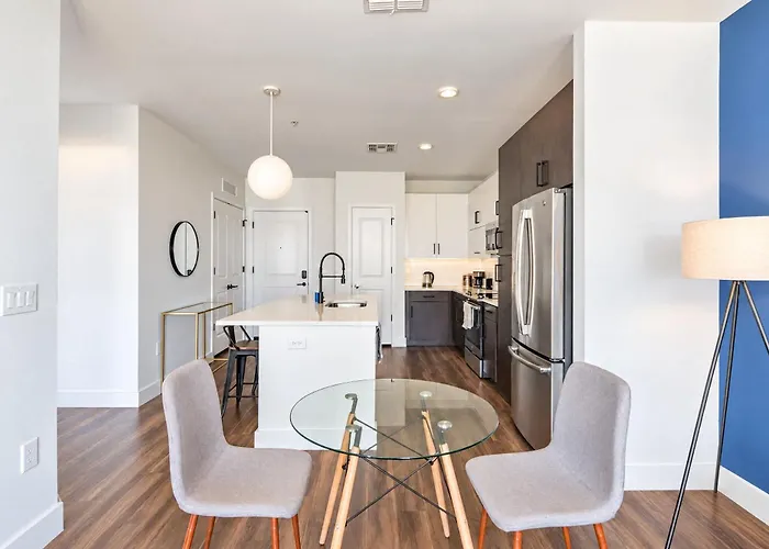 Chic 1bd - Pool, Gym, Parking, W-d - Sleeps 4 Apartment *