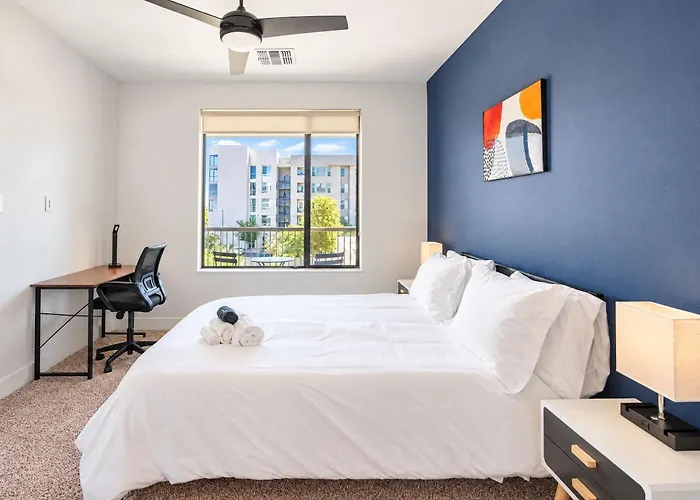 Chic 1bd - Pool, Gym, Parking, W-d - Sleeps 4