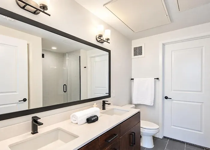 Chic 1bd - Pool, Gym, Parking, W-d - Sleeps 4 Apartment *